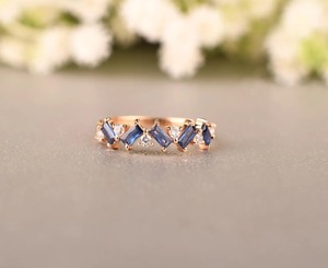 Bague éternité en saphir bleu taille baguette 2x4mm avec pierres rondes de 1mm en argent sterling 925 plaqué or, bijoux de mariage élégants - Product Image 4