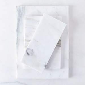 Planche à découper en marbre de luxe, conçue pour les cuisines haut de gamme, la préparation des aliments, le service et l'usage décoratif - Product Image 1