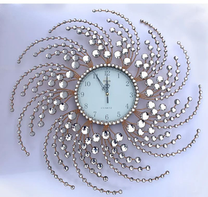 Glamoroso reloj de pared en espiral con cuentas plateadas, detalles de cristal y esfera de cuarzo. Decoración elegante disponible a precios de mayorista. - Product Image 1