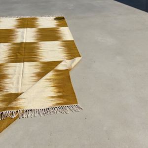 Tapis en laine tissé à la main de style Ikat abstrait moderne - Moutarde et crème, écologique, tissé à la main, motif plumeux Kilim - Product Image 6