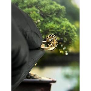 Anillo de compromiso de diamante blanco de corte ovalado en oro amarillo macizo con halo de pavé redondo brillante y banda lisa clásica con engaste de puntas. - Product Image 2