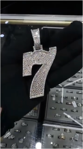 จี้เพชรโมอิสซาไนต์ทรงบาแกตต์แบบฮิปฮอป ขนาด 2.5 นิ้ว หมายเลข 7  จี้แบบมีประกายวิบวับสำหรับแร็ปเปอร์ จี้ตัวอักษรหมายเลข - Product Image 5