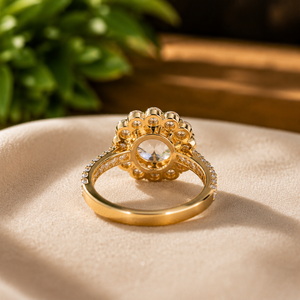 Anillo de compromiso de oro amarillo vermeil con halo de diamantes redondos para mujer, anillo de boda de moissanita, anillo de promesa. - Product Image 2