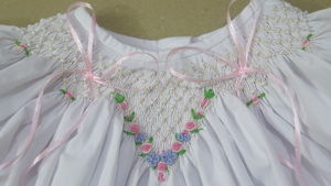 เดรสสม็อคสำหรับเด็กผู้หญิง สีขาว ปักลาย ปิดไหล่ ทรงเอ แขนทรงปีกค้างคาว แต่งลูกไม้ ยาวระดับเข่า สไตล์วินเทจ ใส่ได้ทุกวัน สบายๆ - Product Image 4