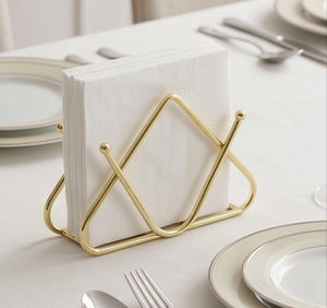 Elegante Servilletero de Metal Dorado con Marco Triangular, Organizador de Mesa Contemporáneo para Uso Doméstico y en Cafeterías - Product Image 6