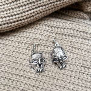 ต่างหูห้อยรูปหัวกะโหลกสไตล์โกธิค, ต่างหูทองเหลืองชุบเงินสำหรับผู้หญิง, ต่างหูห้อยสไตล์ดาร์ก, ต่างหูทองเหลืองสไตล์โกธิคขายส่ง - Product Image 2