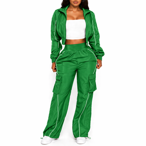 Ensemble de survêtement pour femme avec logo personnalisé, veste coupe-vent en nylon, pantalon cargo, tenue streetwear tendance - Product Image 1