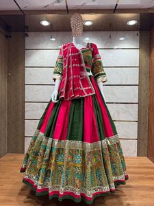 Conjunto Étnico de Chaniya Choli de Seda y Algodón Romano Premium con Dupatta con Trabajo de Espejos Reales para Bodas y Navratri - Product Image 1