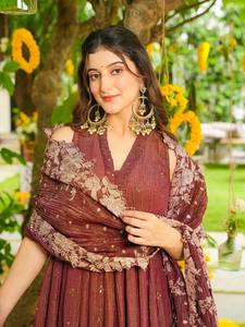 Set Kurti Tiga Potong Kain Crunchy Eksklusif Grosir Dengan Sharara Model Melebar Dan Dupatta Bordir, Tinggi 49 Inci - Product Image 3