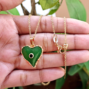 Joyería romántica, colgante en forma de corazón de ónix verde con pequeño acento de circonita negra, colgante con marco texturizado chapado en oro de 18k. - Product Image 4