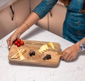 Tabla de Cortar de Madera Resistente, Apta para Lavavajillas, para Preparación de Alimentos, Uso en Restaurantes y en el Hogar - Product Image 3