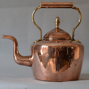 Hervidor de cobre antiguo artesanal con pátina natural y construcción tradicional ideal para coleccionistas y decoración rústica del hogar - Product Image 1