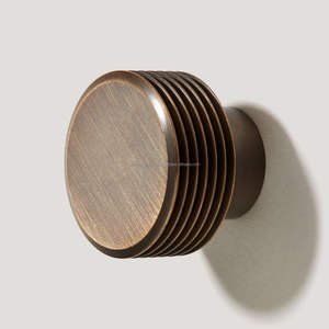 Perillas de latón vintage perfectas para muebles antiguos, gabinetes, cajones y temas de interiores retro. - Product Image 1