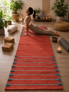 Tapete de Ejercicio Rectangular Rojo de Chenilla Tejida con Borde de Borlas Azules, Estilo Contemporáneo para Uso Doméstico - Product Image 2