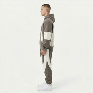 Ensemble de survêtement en molleton marron pour homme avec logo personnalisé, sweat à capuche et pantalon de jogging, panneaux contrastants, style streetwear, ensemble deux pièces - Product Image 4