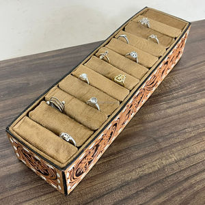 Nouvel arrivage de présentoirs d'anneaux en cuir usiné à la main Boîte de présentation élégante en velours marron Vertical Organisateur de bijoux Support de rangement Stand Case - Product Image 6