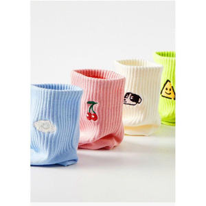 Calcetines gráficos vintage estilo streetwear, de algodón transpirable, para uso diario, diseño moderno para marcas de moda, venta al por menor y al por mayor. - Product Image 3