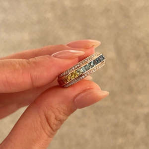 Anillo de Oro Sólido de 14K con Zafiro Princesa Arcoíris y Diamantes Cultivados en Laboratorio, Anillo de Eternidad para Boda o Aniversario para Mujer - Product Image 1
