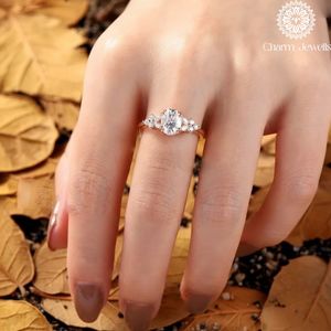 Bague de fiançailles classique pour femme Charm Jewells en argent plaqué or 18 carats avec moissanite taille coussin et trois pierres serties à griffes, 3 grammes, IGI - Product Image 3