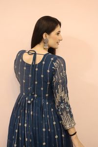 Robe sophistiquée Georgette Shalwar Kameez avec 3.10m Flair brodé Dupatta et manches longues Vêtements de style indien - Product Image 5