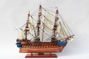 Modèle de bateau à voile russe en bois artisanal ST. PAVEL - Peint à la main, forme personnalisée, objet de collection, décoration d'intérieur - Product Image 2