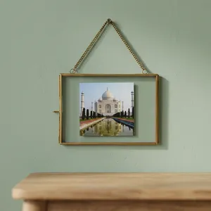 Cadre photo rectangulaire en métal et verre Artisan Design PF1075 avec finition laiton pour décoration murale horizontale - Product Image 1