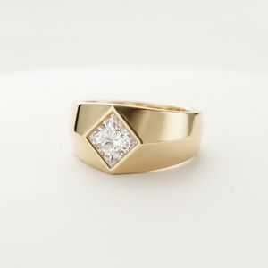 Bague en or jaune 14 carats pour homme, avec diamant de laboratoire taille princesse 1 carat, design géométrique, par RaaMaa - Product Image 4
