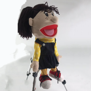 Marioneta de peluche suave personalizada con pelo negro, camisa amarilla y zapatos rojos para niñas de 3 años en adelante. - Product Image 1