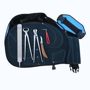 Kit d'outils de fermeur robuste avec tablier de sécurité en cuir, couteau à sabots courbé, coupe-fer à sabots, extracteur de clous et outil de ramassage, râpe à sabots - Product Image 1