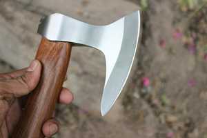 Hache Viking artisanale en acier au carbone, personnalisée, à dos plat, manche en bois, hache à barbe, pour survie en extérieur, hache de Damas à haute teneur en carbone - Product Image 5