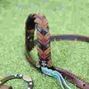 Ensemble de têtière et de collier de poitrail en cuir de vachette argentin avec pierres bleu ciel, lacets turquoise et conchos anciens pour cheval - Product Image 6