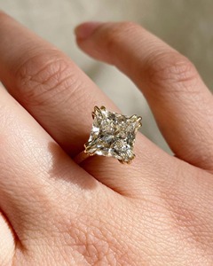 แหวนหมั้นทรงปรินเซสคัท เพชรเพาะเลี้ยงทรงปรินเซสคัท ทองคำแท้ 14k สีเหลืองทอง ดีไซน์กรงเล็บสามขา วงแหวนเชฟรอน - Product Image 1