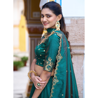Ensemble de lehenga en soie rose Rani pour femmes avec des paillettes et des broderies par un designer