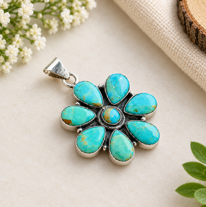 Pendentif de fiançailles en turquoise naturelle de Kingman, en argent sterling 925, serti en canal, coupe fleur poire, style vintage orthodoxe, unisexe - Product Image 1