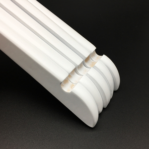 Cintres en bois blancs modernes et durables avec logo personnalisé et crochet métallique - Tailles homme et femme pour commandes sur mesure - Garantie de qualité - Product Image 4
