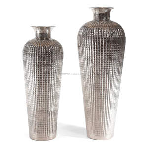 Vase en métal idéal pour les personnes souhaitant des solutions florales décoratives qui rehaussent l'ameublement avec une beauté durable - Product Image 3