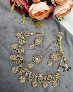 Ensemble de collier avec pierres précieuses rondes et en forme de poire, avec boucles d'oreilles et mangtika, bijoux de créateur, vêtements ethniques traditionnels, vente en gros - Product Image 1