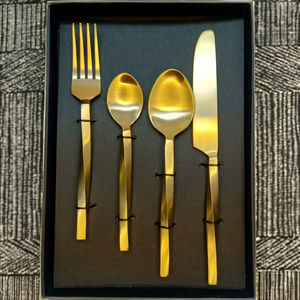 Ensemble de couverts de luxe en acier inoxydable Nouveaux couverts portables en métal doré Design vintage et mignon pour la maison et les mariages - Product Image 1