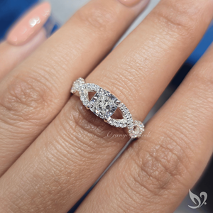 แหวนเพชรทรงคุชชั่น 1 กะรัต เพาะเลี้ยงในห้องปฏิบัติการ ดีไซน์เกลียวประดับเพชรแบบพาเว่  รับรองโดย IGI ตัวเรือนทองคำขาว 10K แหวนหมั้น - Product Image 4