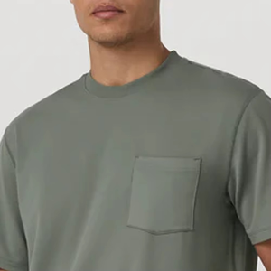 Camiseta Urbana Olive Pocket para Hombre con Logotipo Personalizado en el Pecho, Corte Relajado, Estilo Urbano Premium para Uso Diario, Manga Corta - Product Image 2