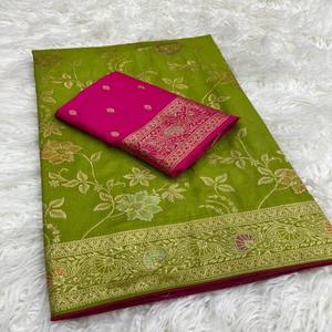 VASTRA COTTAGE Sari de seda Rangoli de alta calidad con bordado de hilo Zari y blusa bordada a juego en contraste para mujer - Product Image 1