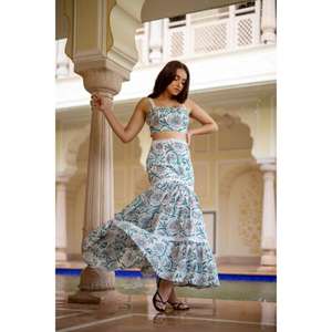 Bustier ajustado con tirantes en los hombros, falda escalonada con cremallera oculta lateral, detalles de encaje de ganchillo en tirantes y paneles de falda. - Product Image 4