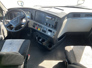 Camión Freightliner T12664ST 2019 Usado en Buen Estado con Transmisión Automática y 223,869 Millas - Product Image 4