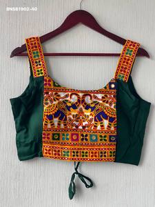 Nueva llegada: Blusa de algodón mágico con bordado tradicional y estilo Gamthi en la parte delantera y en las mangas, proveedor de la India. - Product Image 4