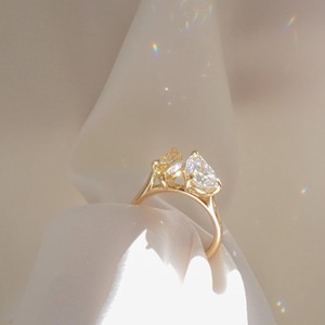 Anillo de Compromiso con Moissanita Creada en Laboratorio, Corte Pera Marquise, 2.7CT, Toi Et Moi, Oro Amarillo de 14k, Dos Piedras, Banda Catedral, Certificado GRA - Product Image 6
