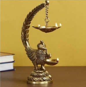 Lámpara de aceite Akhand Jyoti de vidrio y latón estilo vintage con base ornamental, disponible a precios de mayorista. - Product Image 3