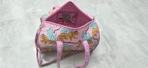 Bolsa de lona de algodón acolchada de lujo y duradera Le Souvenirs con estampado de tigre, cinturón desmontable y cremallera de gran capacidad - Product Image 3