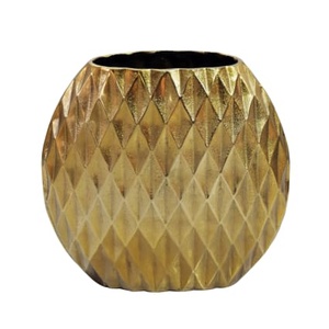 Vase de table artisanal à motif floral, finition dorée, design géométrique moderne, décoration de maison neuve - Product Image 1