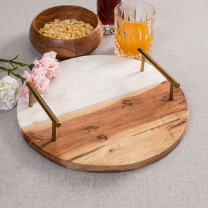 Magnifique plateau de service rond alliant bois naturel et marbre blanc, avec élégantes poignées en métal doré au design moderne, pour servir les aliments. - Product Image 5