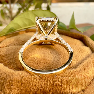 Anillo de Diamante Amarillo de Corte Radiante Cultivado en Laboratorio, con Halo de Diamantes Ocultos y Piedras Laterales Brillantes, en Oro Amarillo de Lujo - Product Image 6